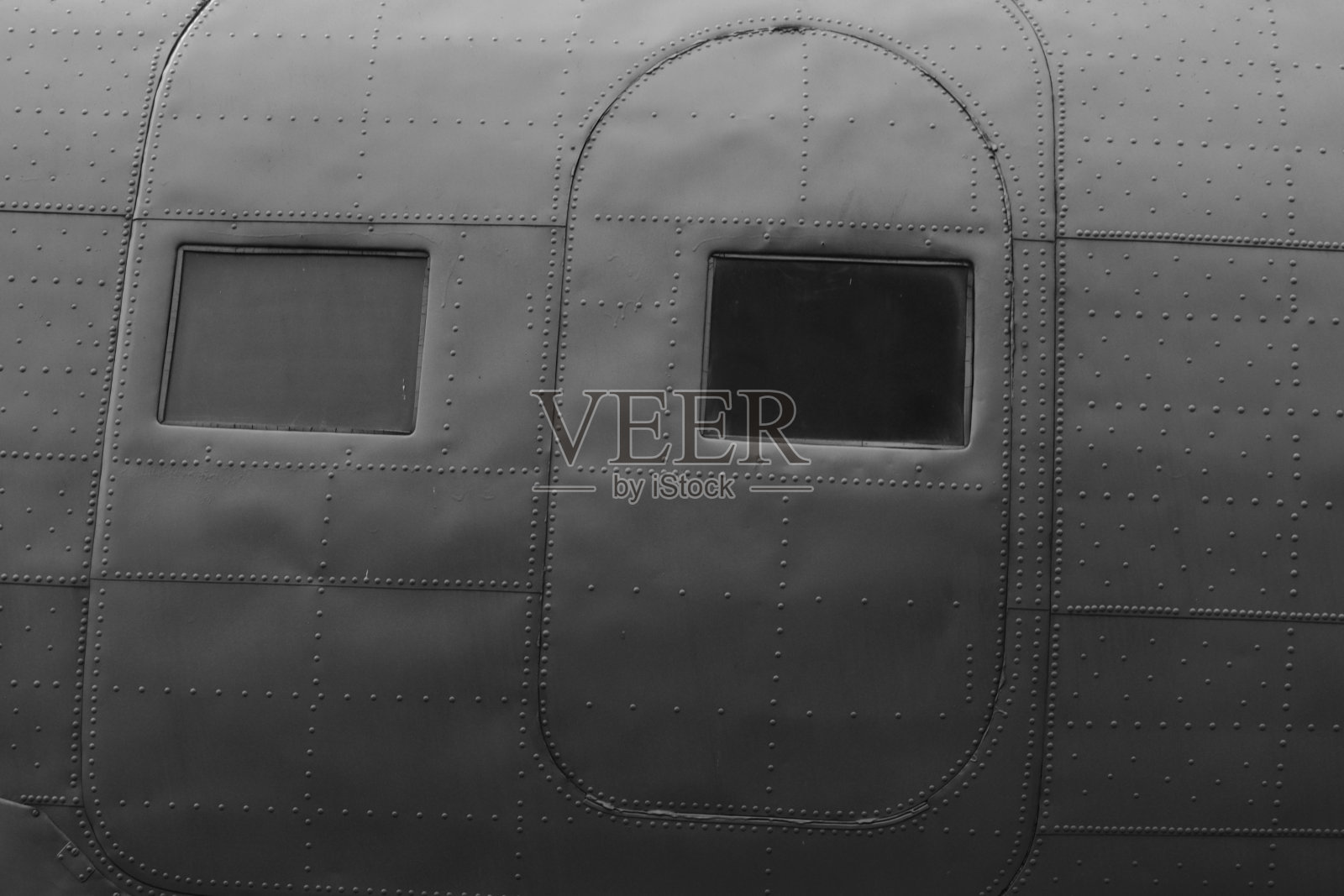 带窗的飞机机身的一部分。照片摄影图片