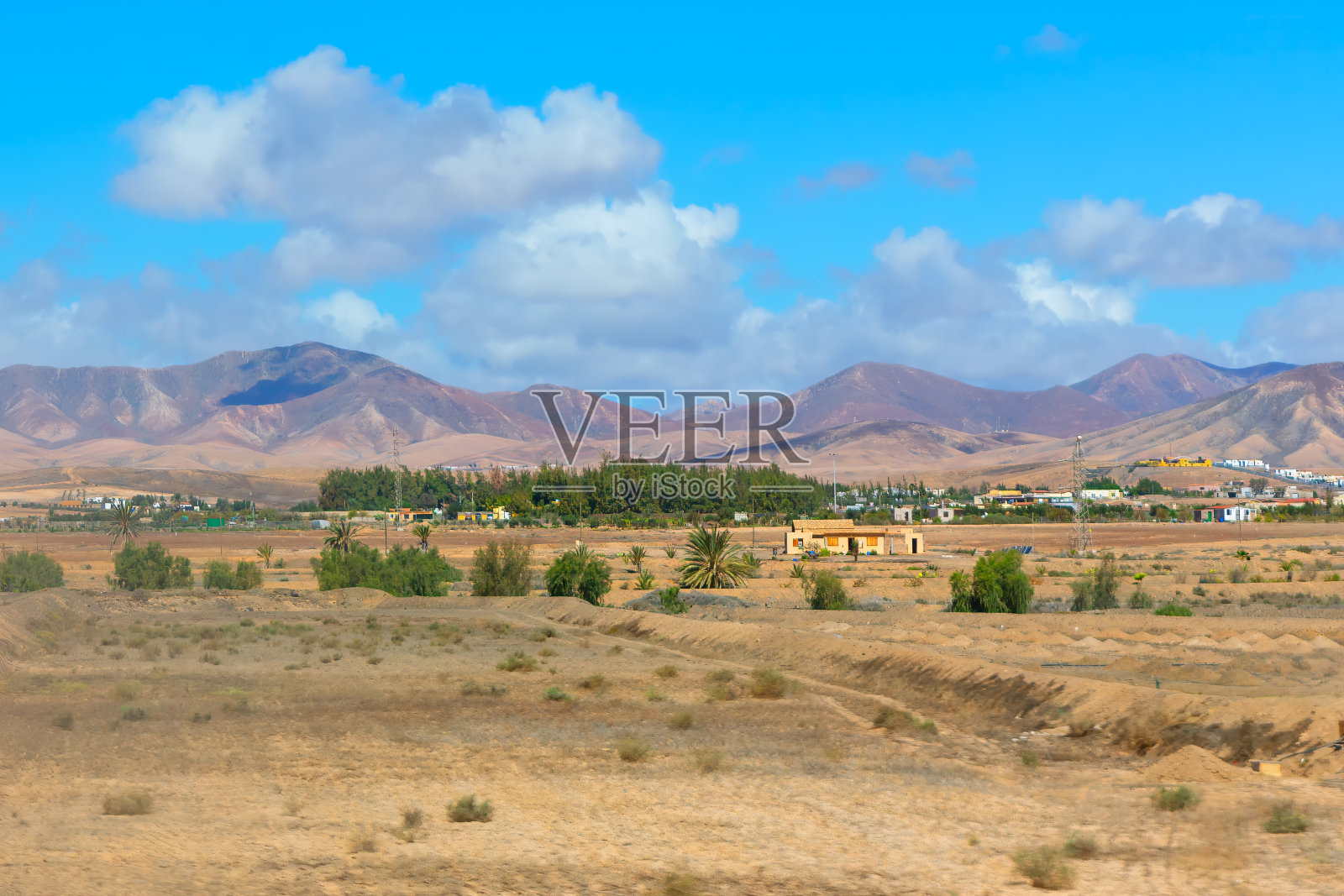 沙漠景观和远处的小镇照片摄影图片