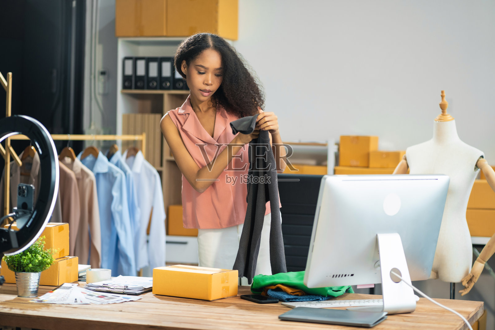 黑人女性,平板电脑和电子商务、时尚或物流领域的小企业,在家远程创业。非裔美国女老板在店里工作时想着衣服的颜色成功了。照片摄影图片