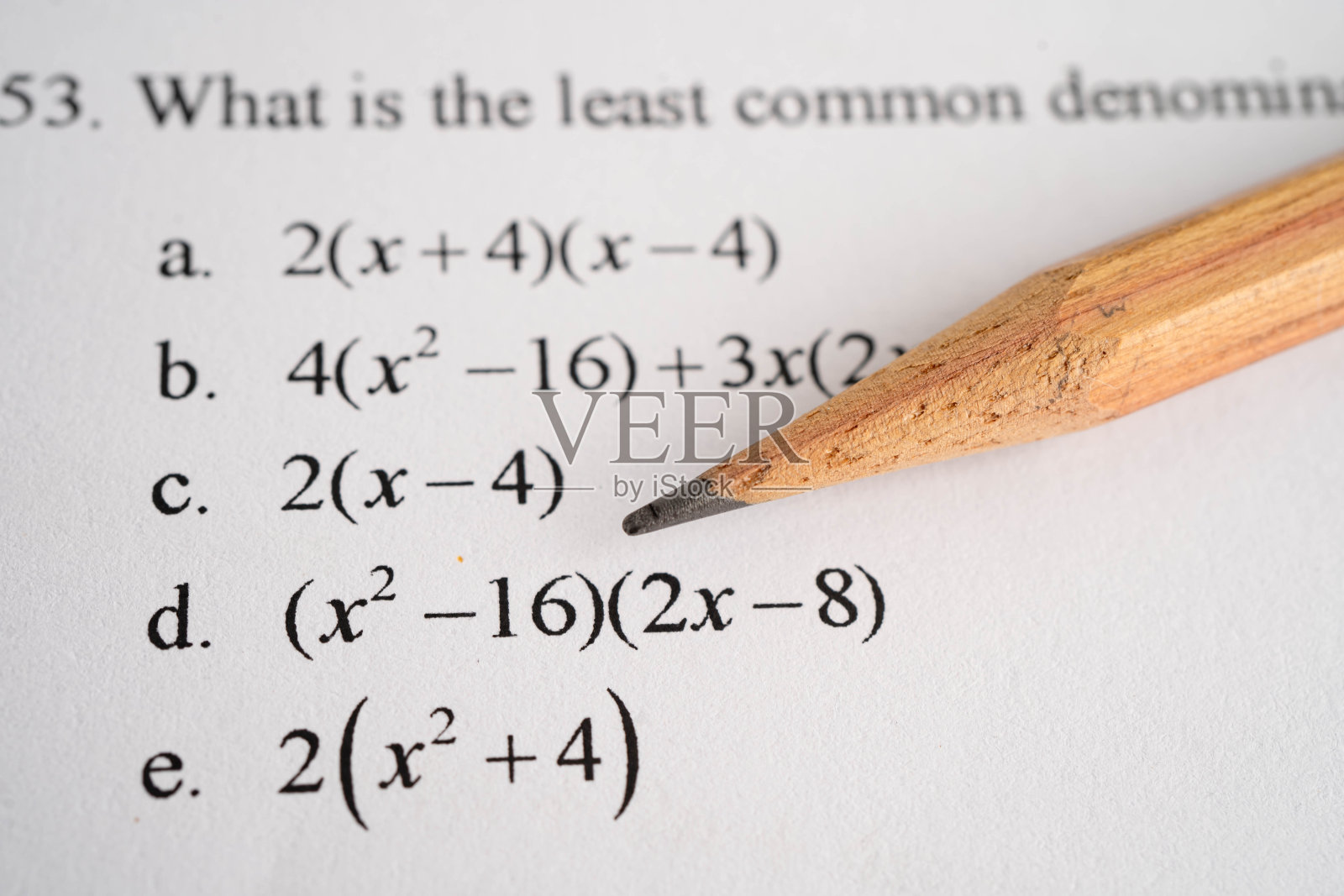 教育学校数学公式习题试卷上的铅笔。照片摄影图片