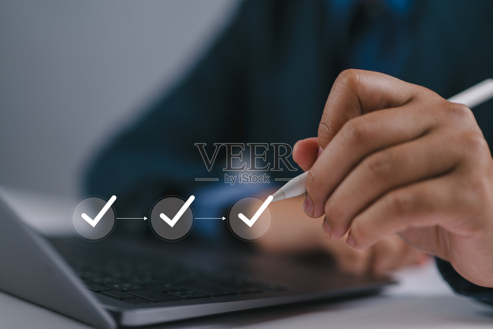 带有复选框的问卷,商人在线填写调查表格,回答测试调查表格概念的问题。教育未来科技与学习理念。照片摄影图片