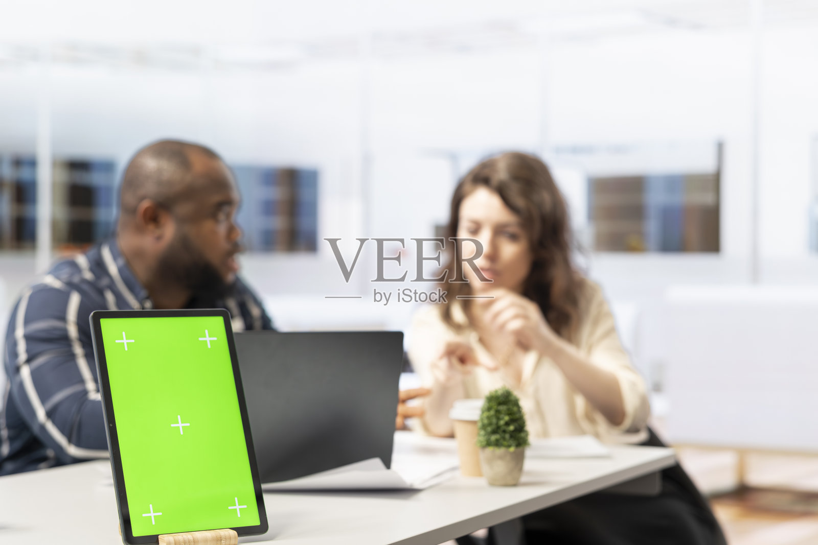 商人与女房地产经纪人就办公室参观事宜会面照片摄影图片