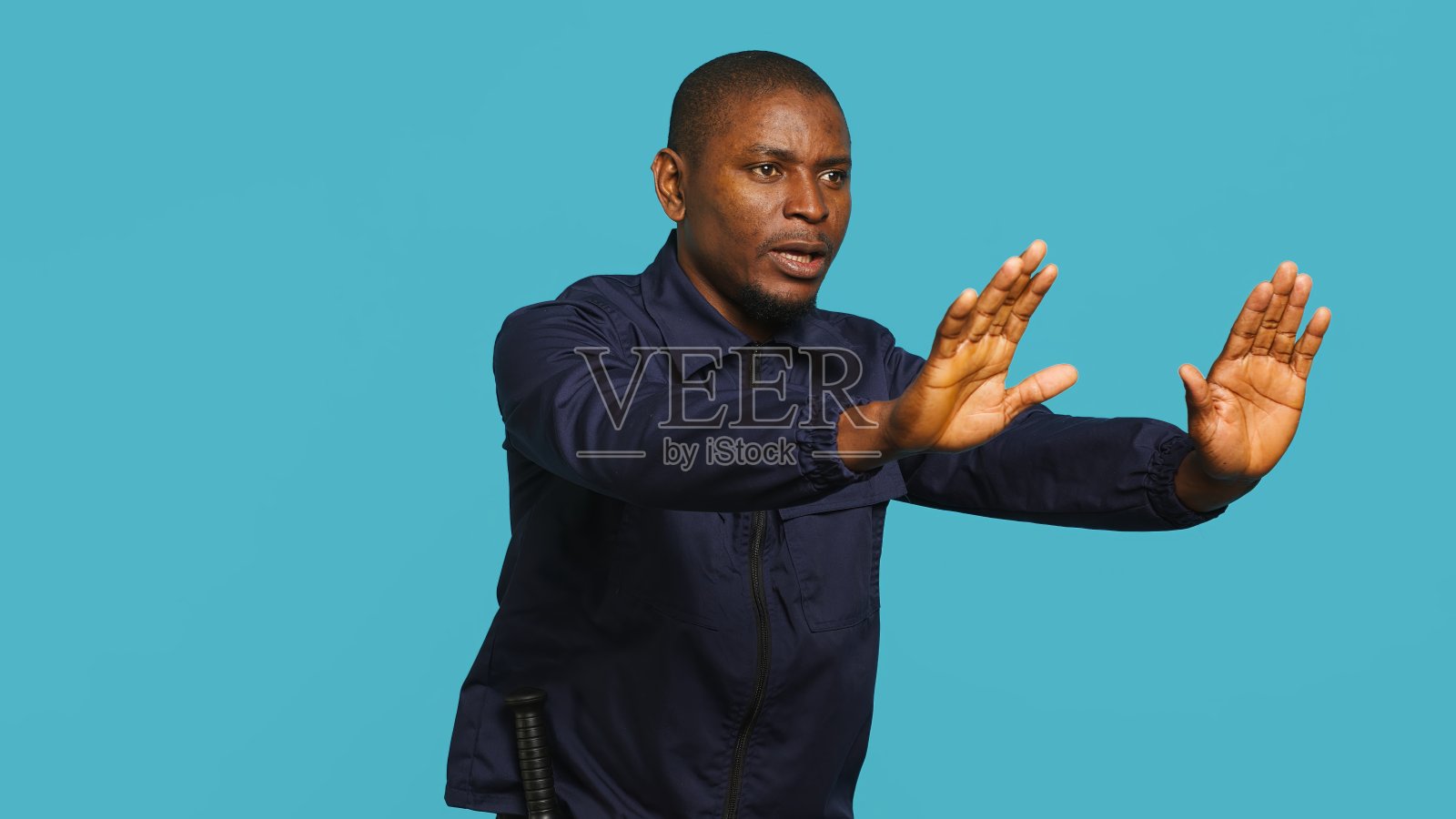 私人执法人员推开入侵者照片摄影图片