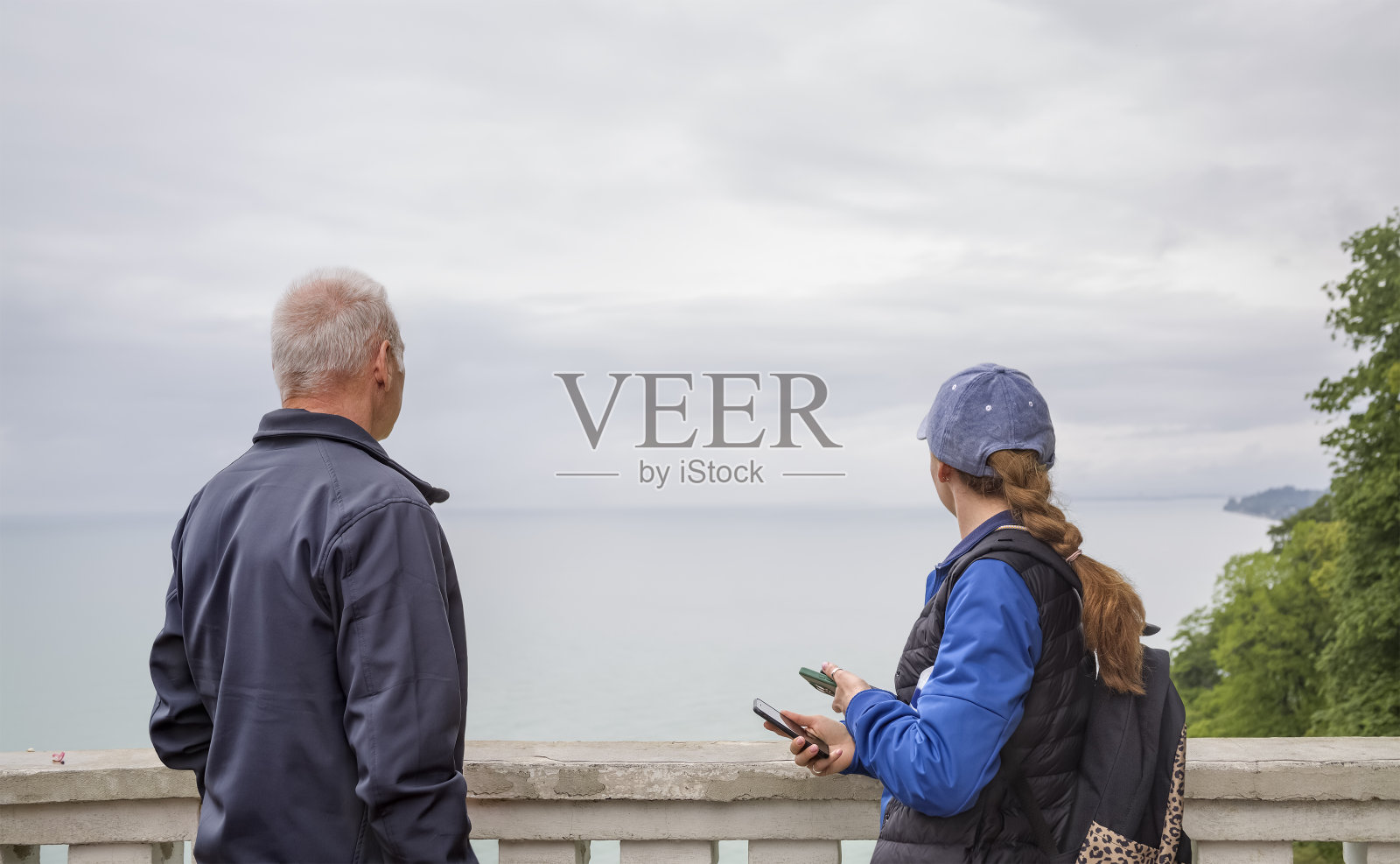 一男一女从观景台上看海湾照片摄影图片