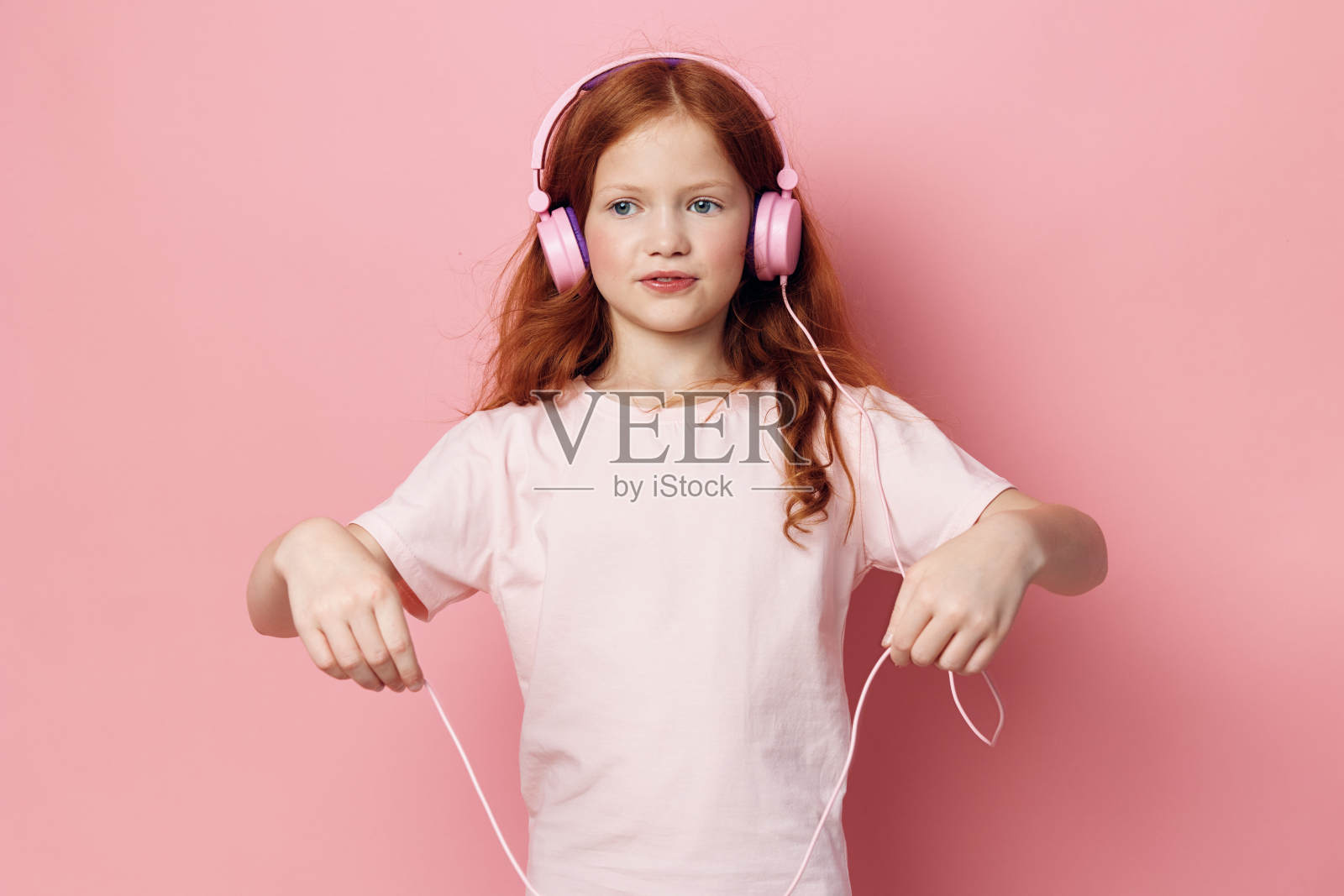 听娱乐童年声音音乐孩子小耳机小可爱的女孩孩子照片摄影图片