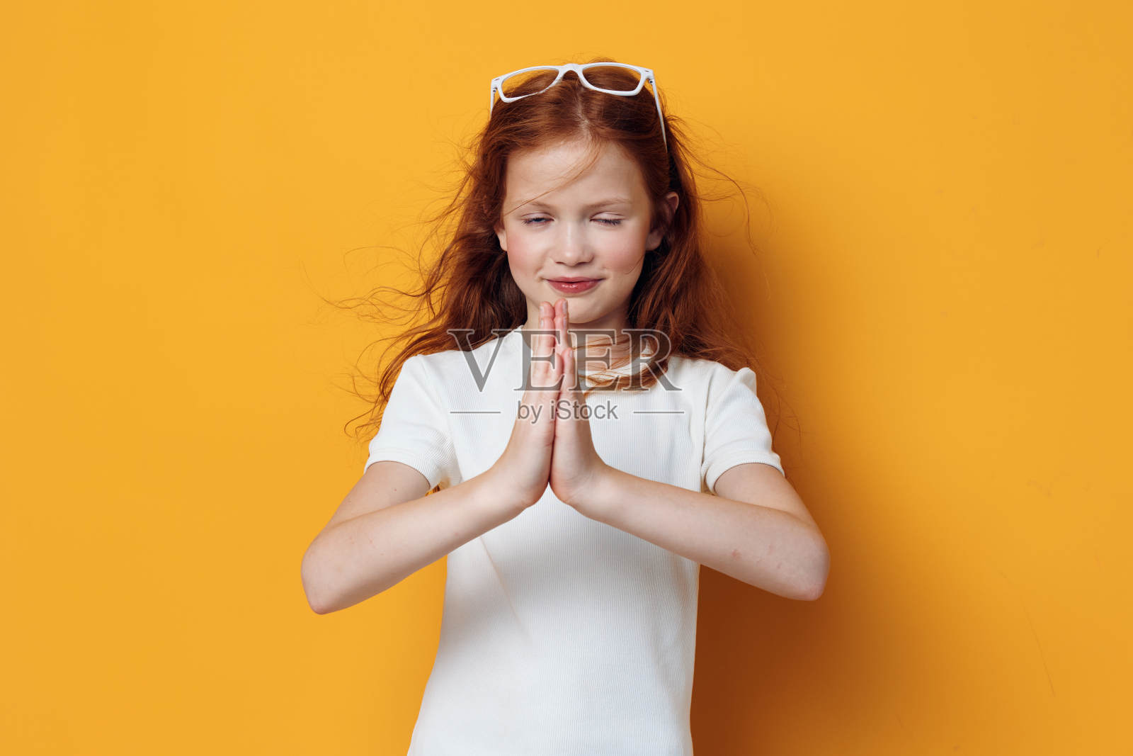 女子女孩年轻的背景脸可爱的肖像女性信仰的手势祈祷希望美丽的学生白人照片摄影图片