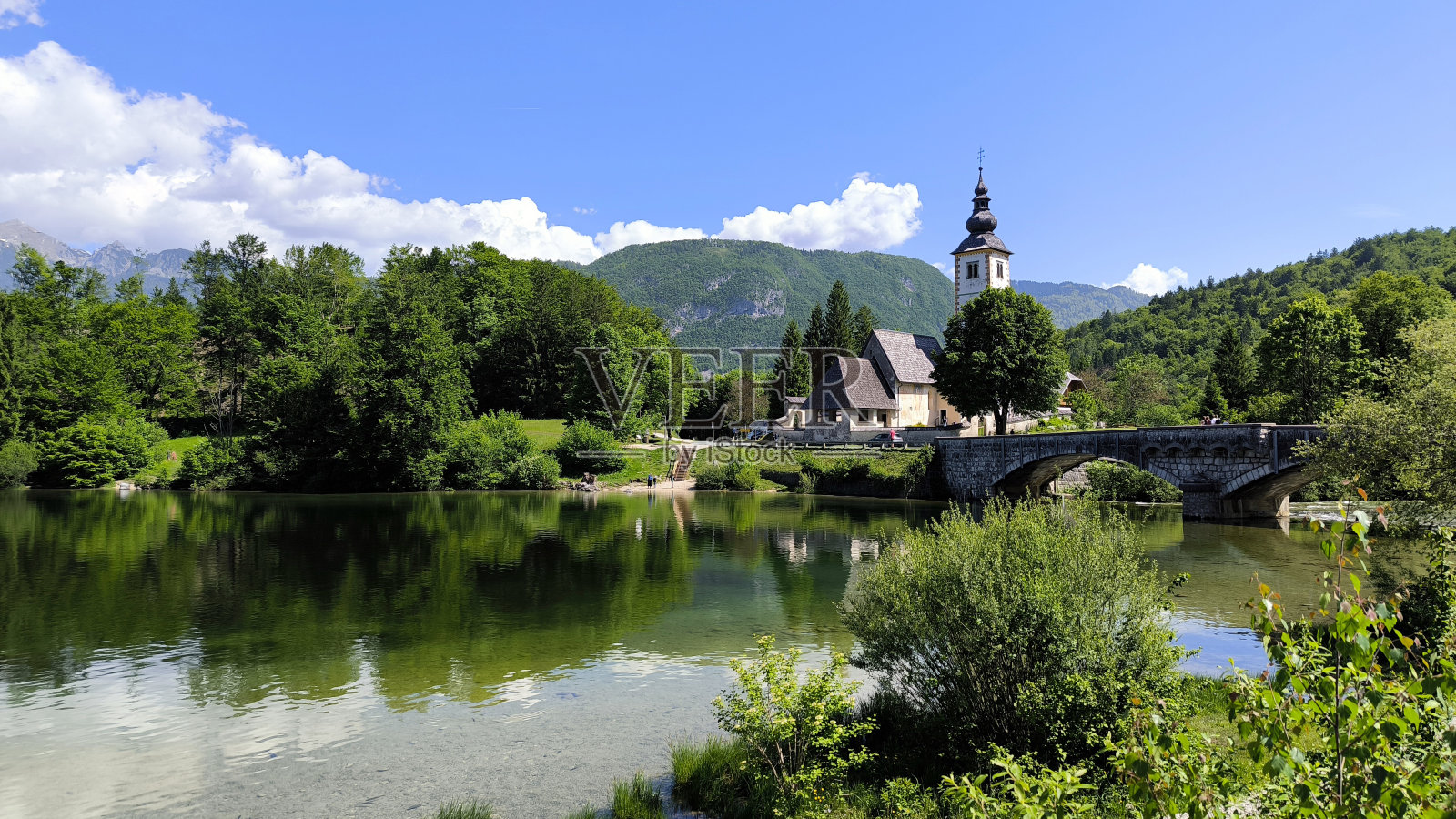 波希尼湖在明媚的春日,斯洛文尼亚照片摄影图片