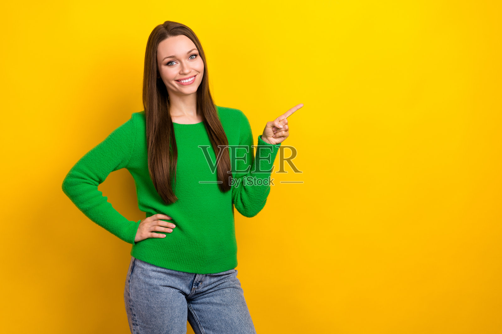 积极的好人的照片表明手指空白空间新奇孤立在黄色背景照片摄影图片