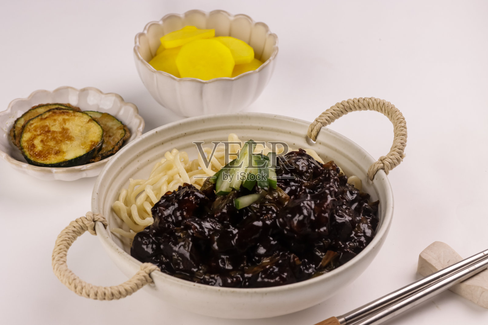 炸酱面是一道很受欢迎的韩式中国菜——豆豉面。照片摄影图片