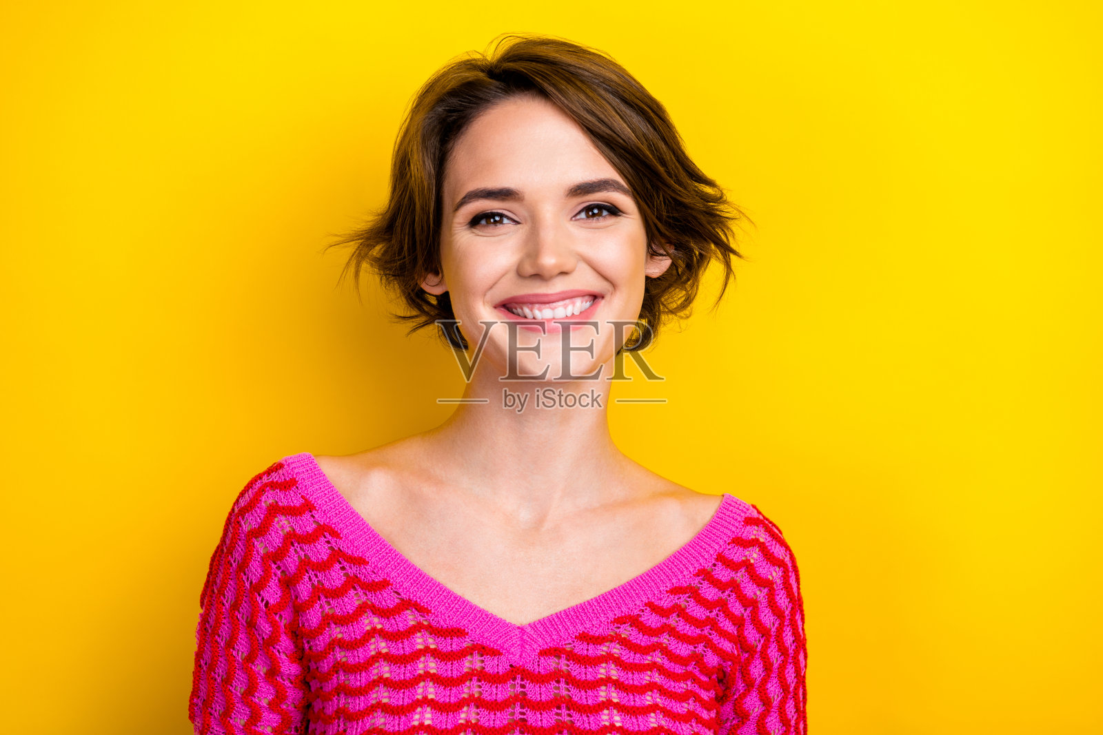 照片乐观的好愉快的女孩鲍勃发型穿着露肩衬衫牙齿微笑孤立的黄色背景照片摄影图片