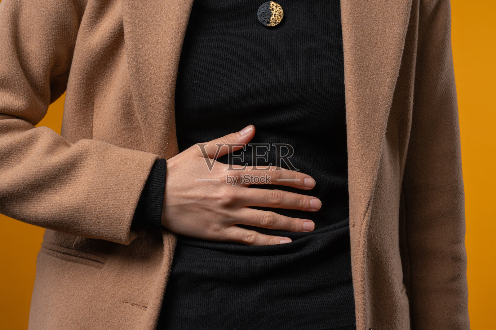 女商人用手捏肚子。腹痛,胃痛。保健,月经痉挛或肠胀气的概念问题照片摄影图片