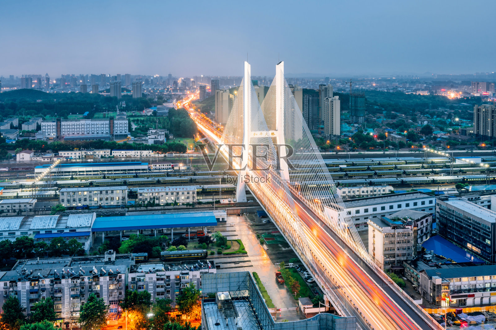 中国江苏省徐州市和平桥夜间交通流量照片摄影图片
