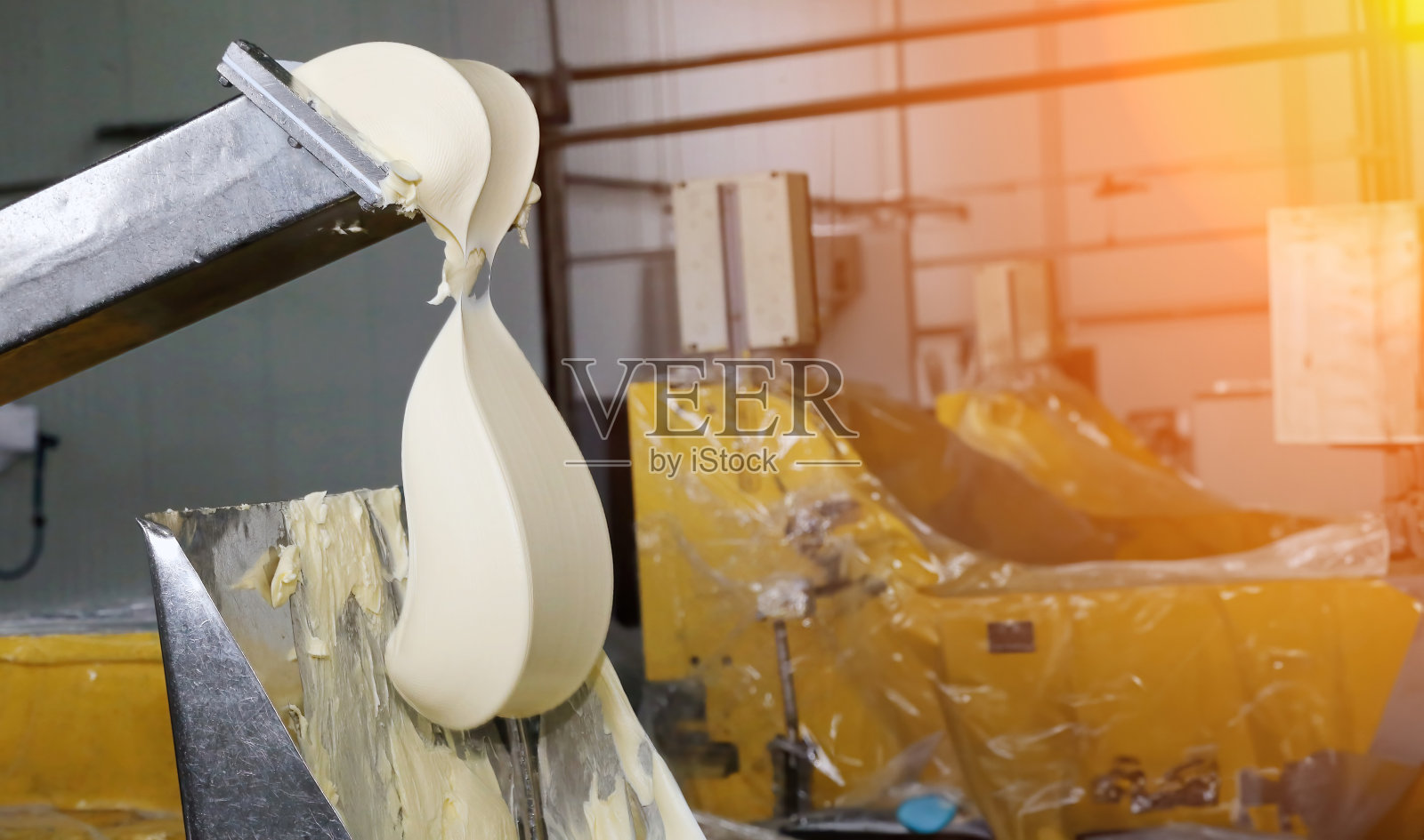 在生产设备中进行的工业面团加工照片摄影图片