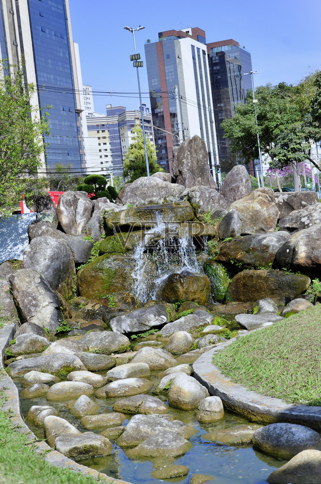 鸟居广场上的小人工瀑布照片摄影图片