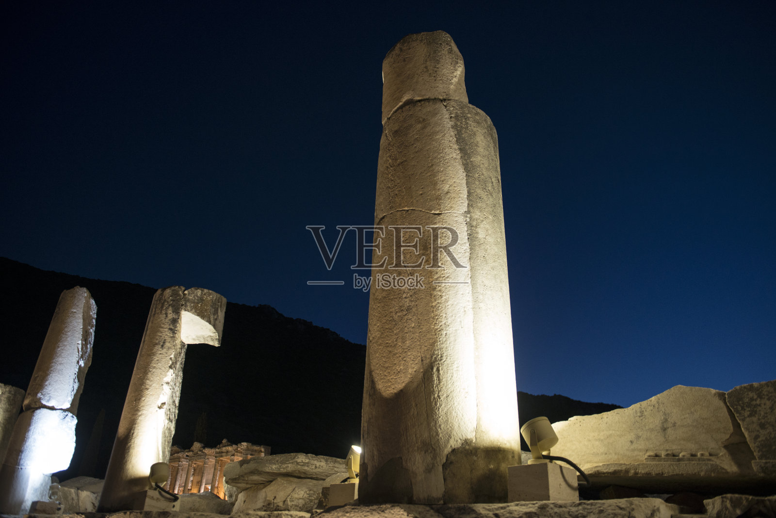 古物和夜间照明的历史柱-以弗所古城- İzmir /土耳其照片摄影图片