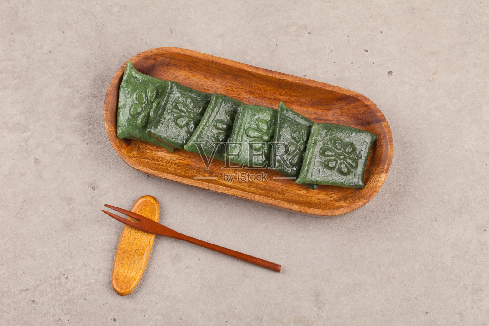 年糕用年糕肉压成方形或圆形。它也可以用艾草之类的东西做成,或者染成各种颜色。照片摄影图片