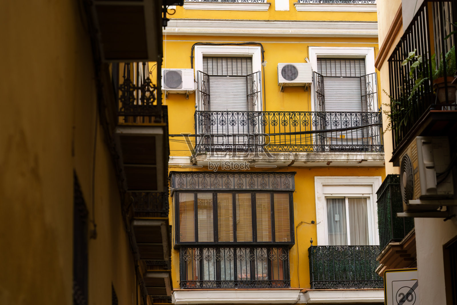 塞维利亚有阳台和窗户的黄色建筑照片摄影图片