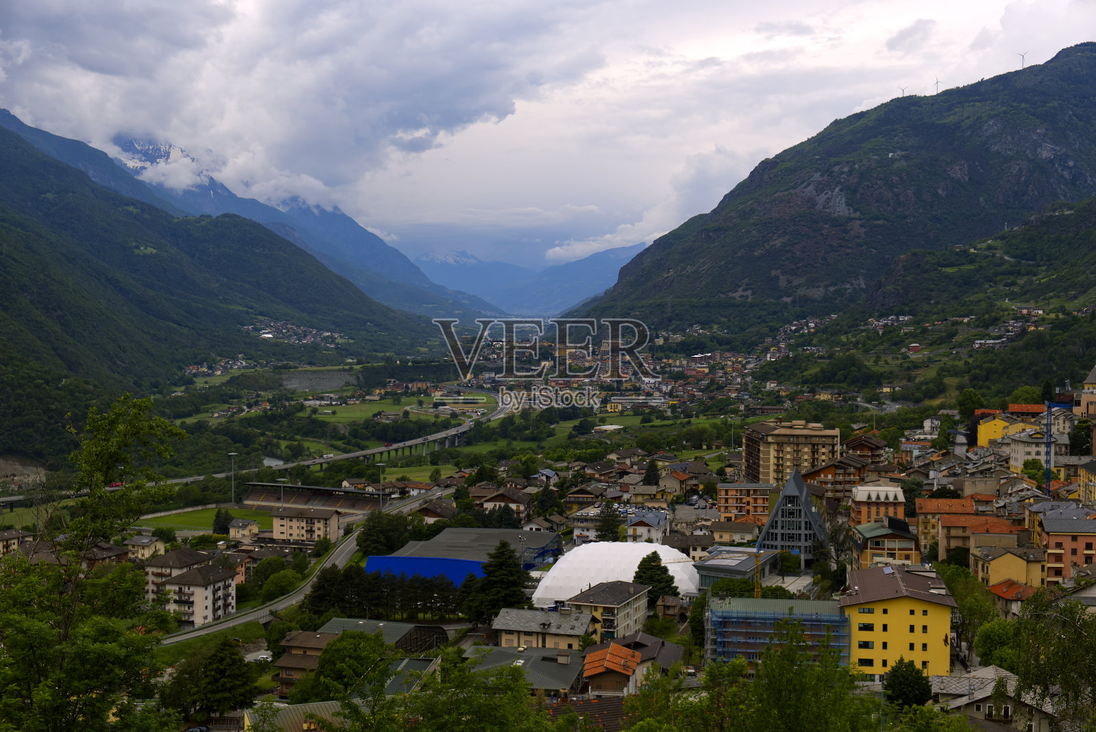 从圣文森特镇拍摄的瓦尔奥斯塔阿尔卑斯山全景照片摄影图片