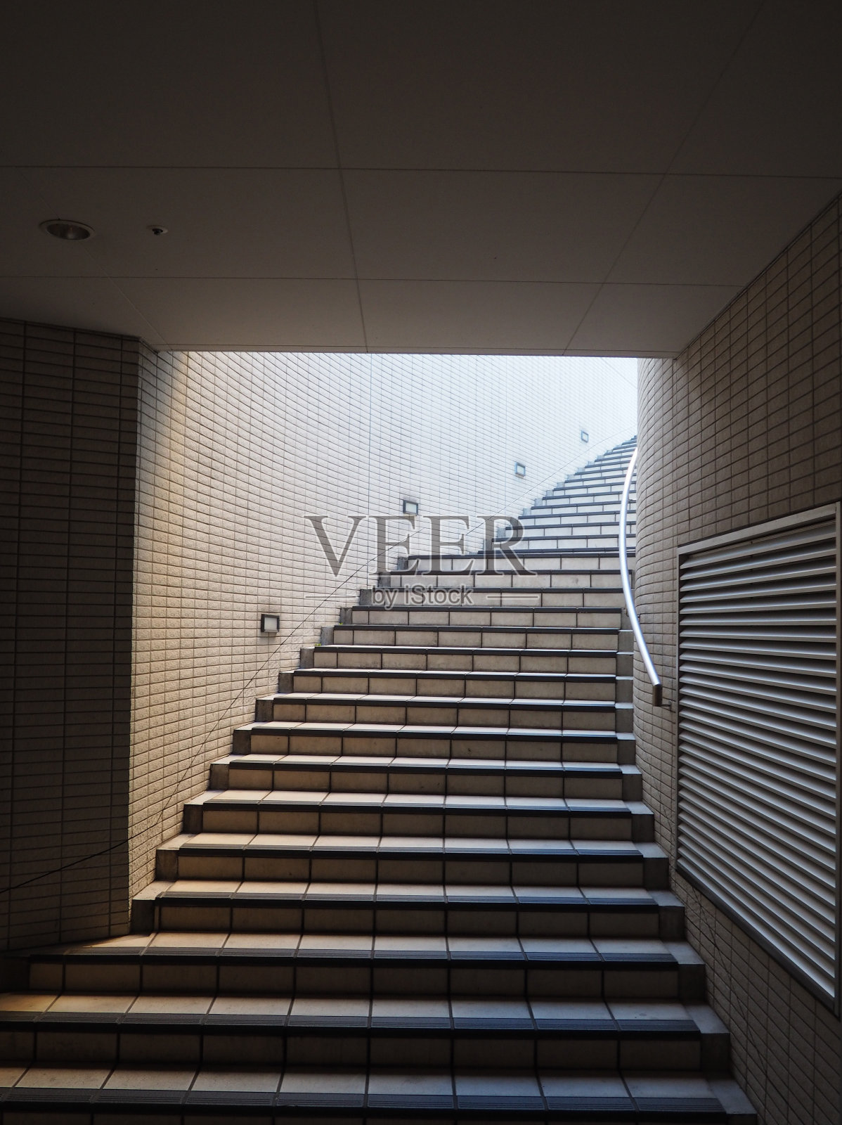 地铁里空荡荡的台阶照片摄影图片