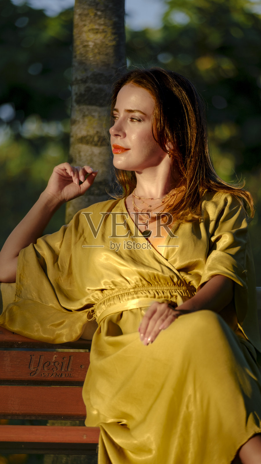 美丽的年轻女子在夏日的树林里时髦地摆姿势照片摄影图片