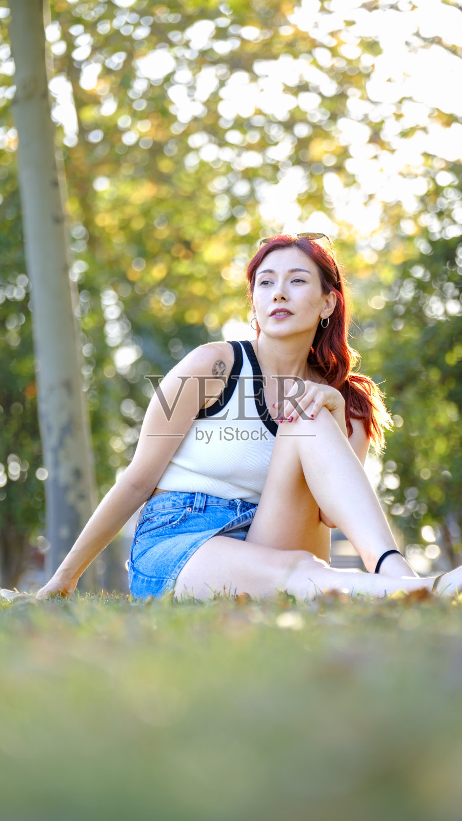 美丽的年轻女子在夏日的树林里时髦地摆姿势照片摄影图片