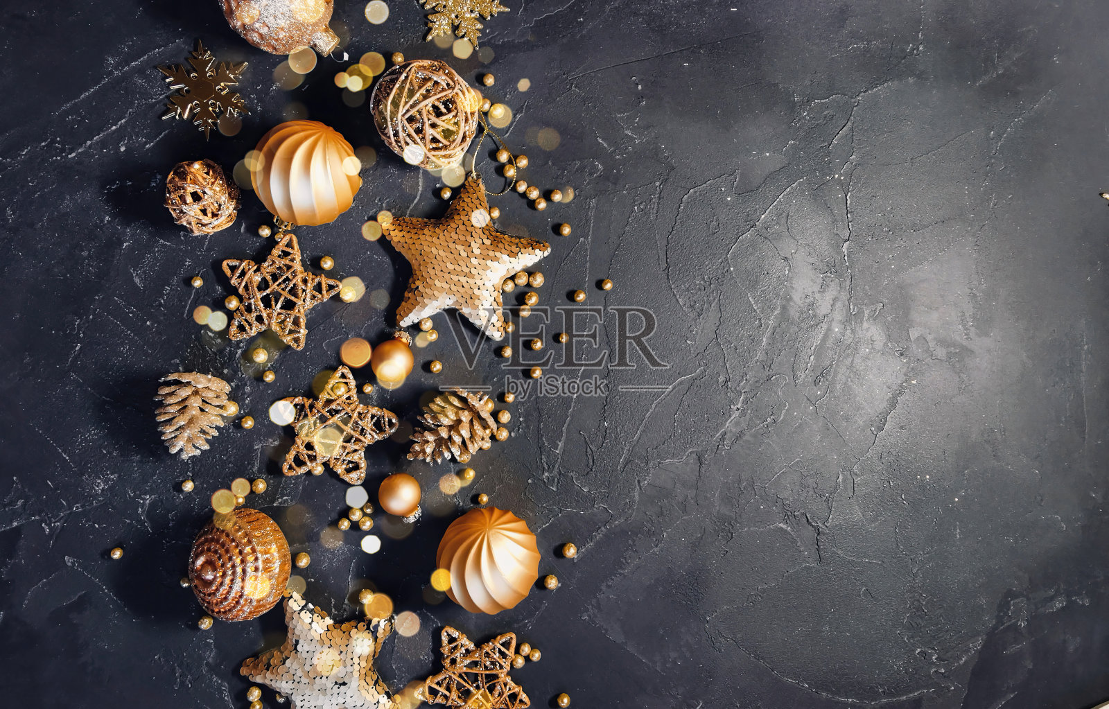 以圣诞和新年为主题的深色和金色的原始背景图像,并留有文字空间。照片摄影图片