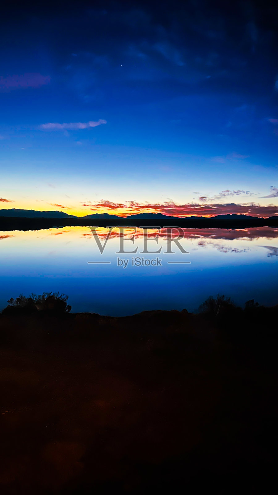 在白沙国家公园落日的蓝色天空中,巨大的粉红色云彩照片摄影图片