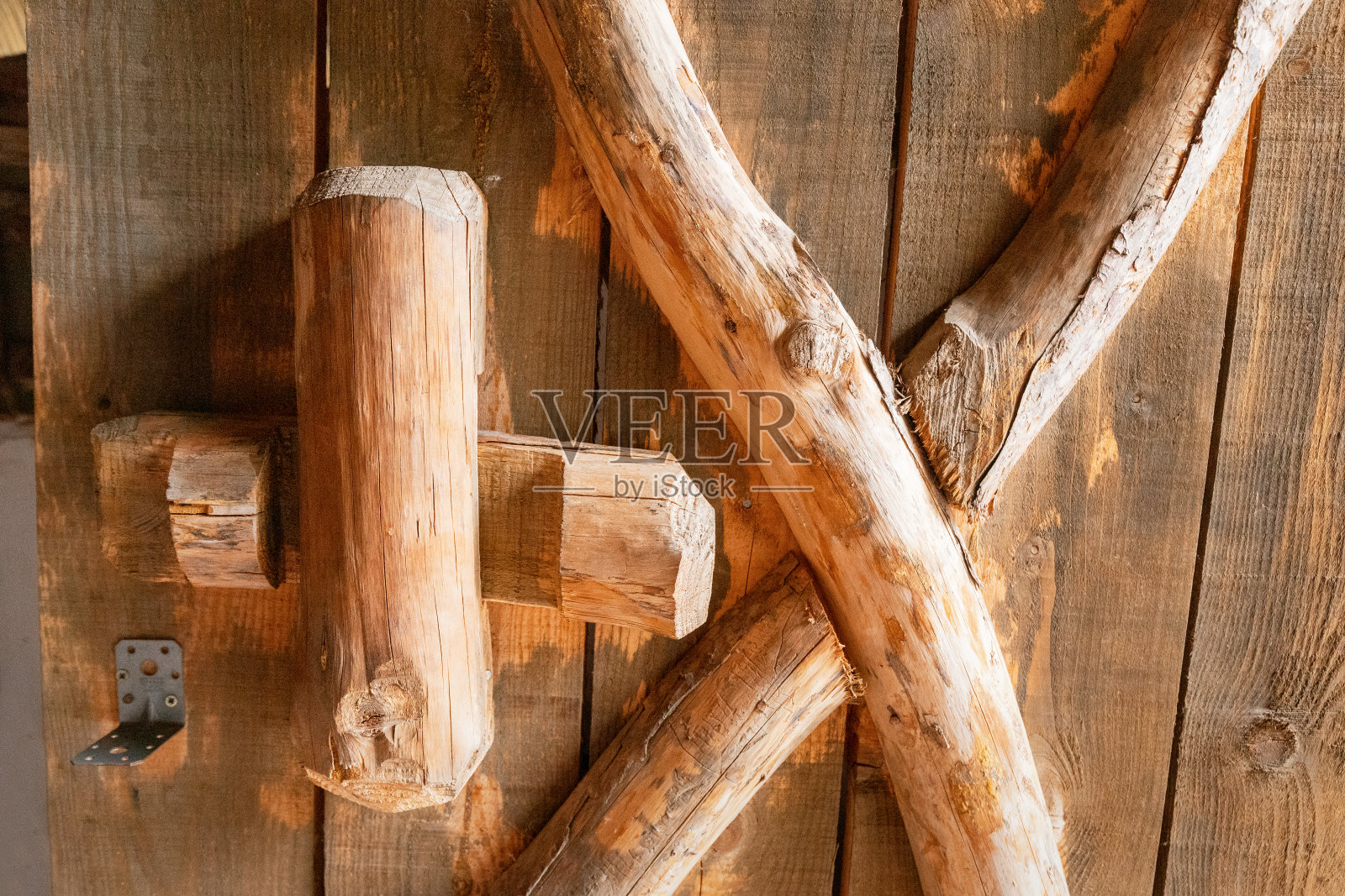 乡村质朴的木门,展现自然的纹理和图案照片摄影图片