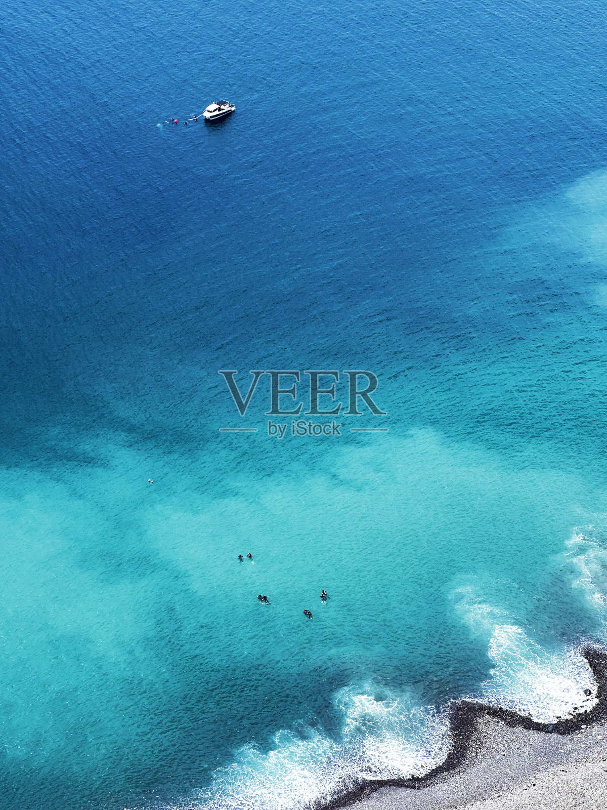 从上面的海洋海滩附近的游艇与美丽的蔚蓝的水色梯度令人叹为观止的看法照片摄影图片