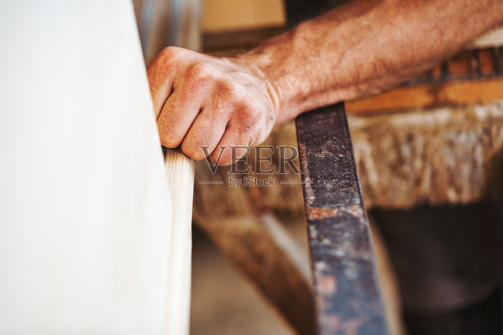 木匠在车间使用传统工具加工木材照片摄影图片