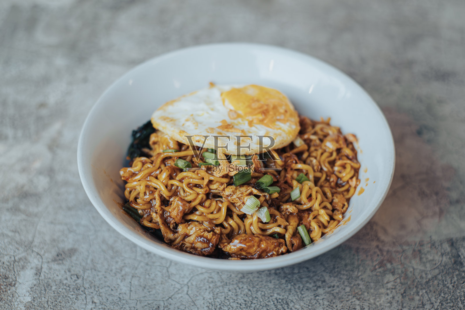 米孟加拉国或孟加拉国面条煮鸡蛋和蔬菜照片摄影图片