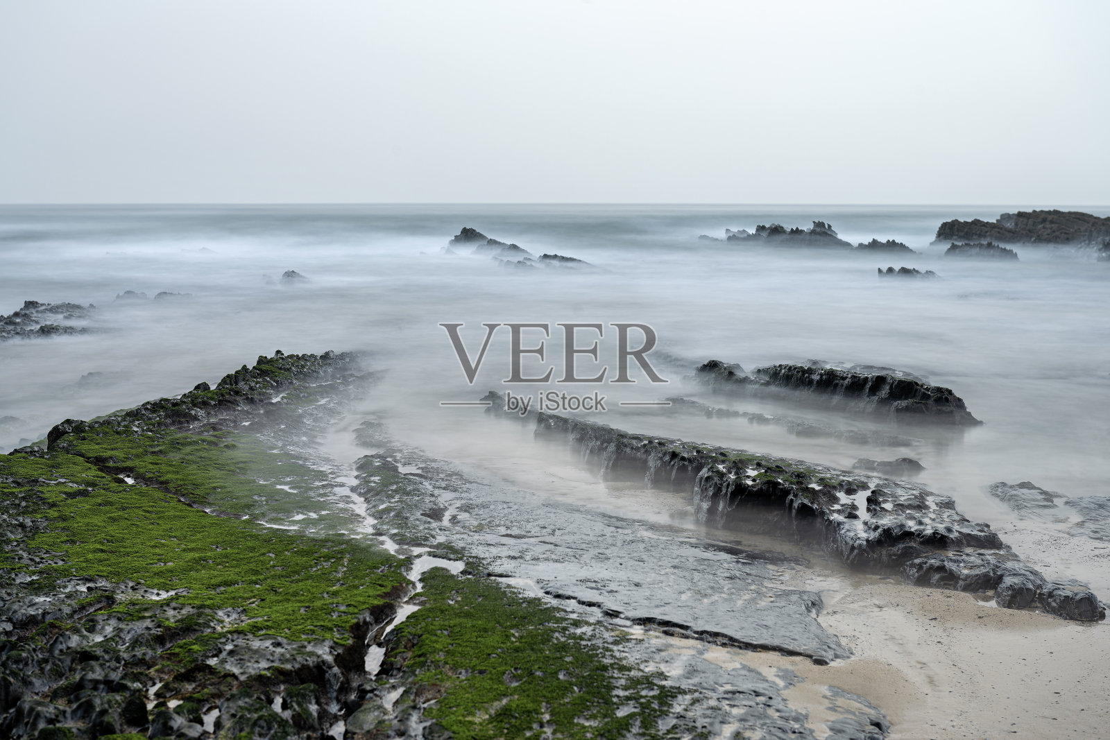 葡萄牙阿莫雷拉海滩的迷雾岩石照片摄影图片