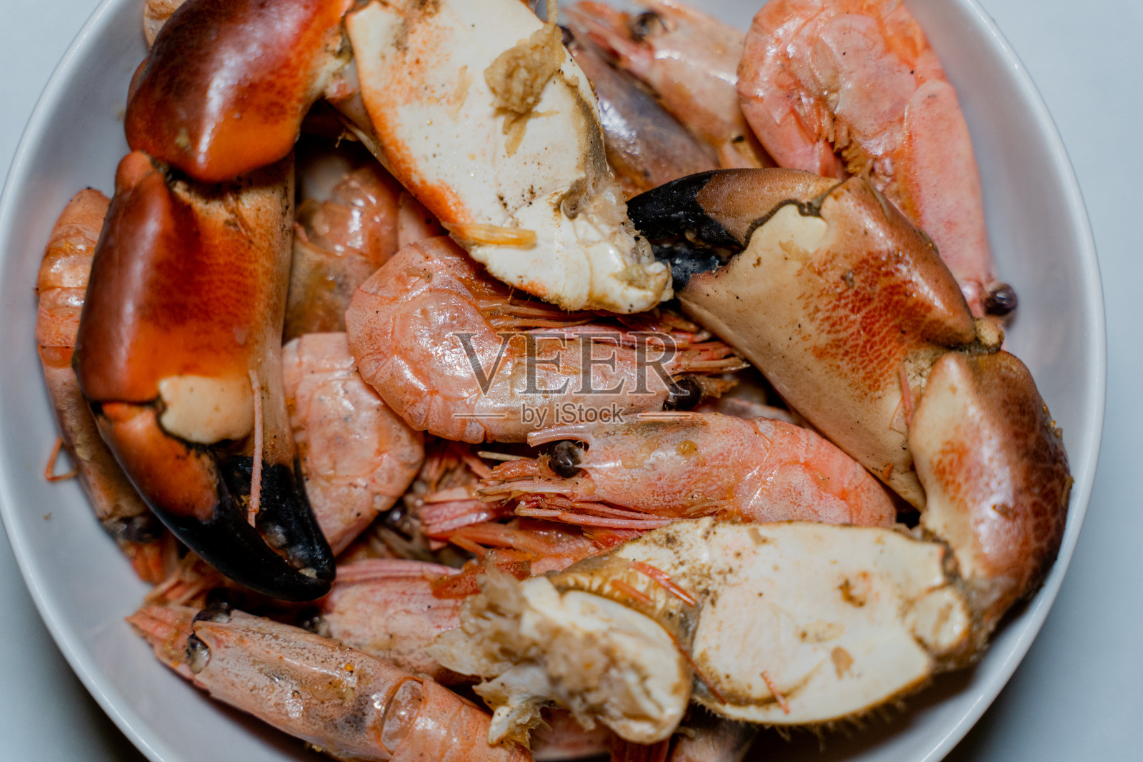 炒蟹。盘子里的蟹腿。照片摄影图片