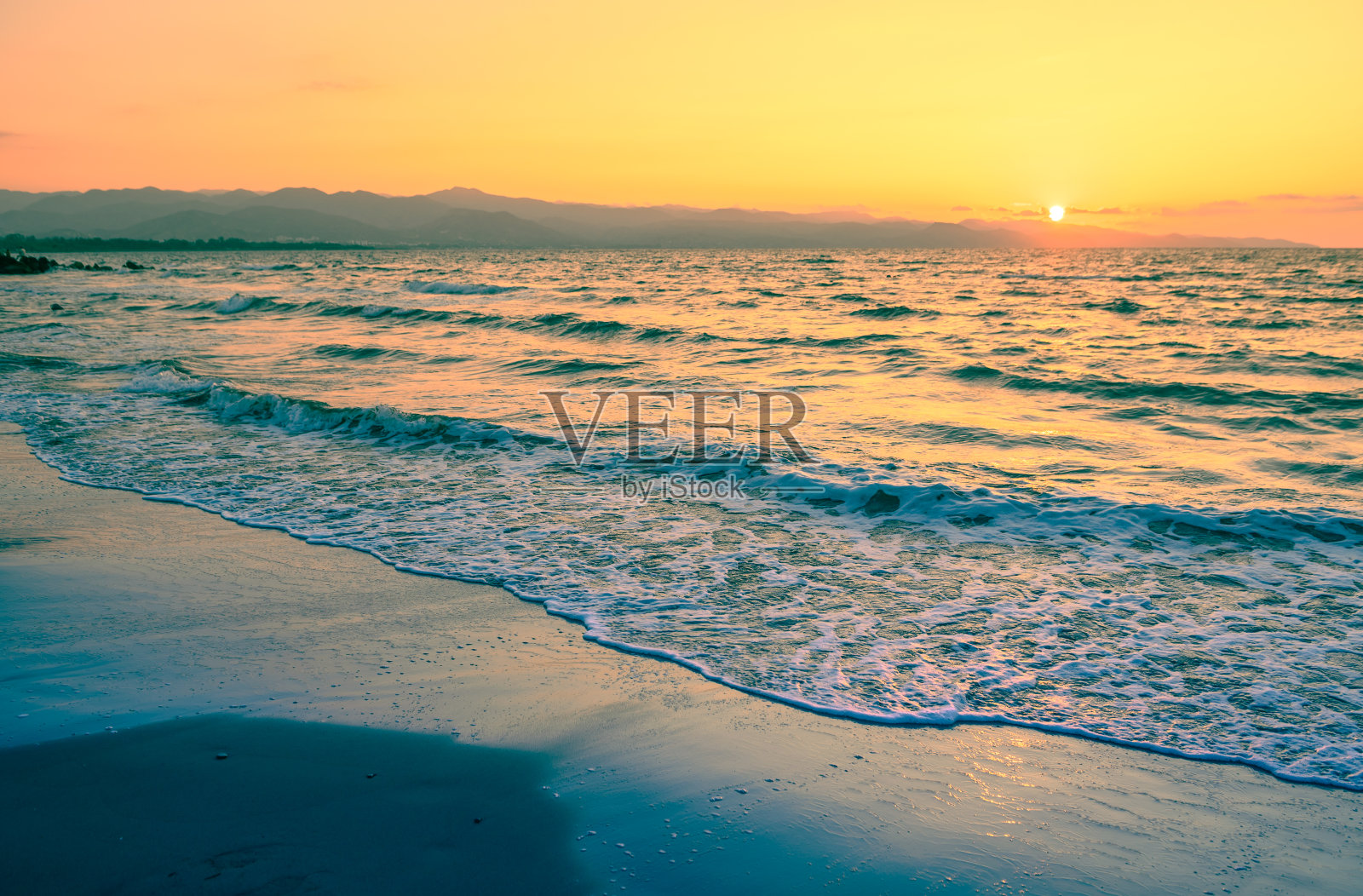 自然景观在日落地中海的背景。塞浦路斯海岸。照片摄影图片