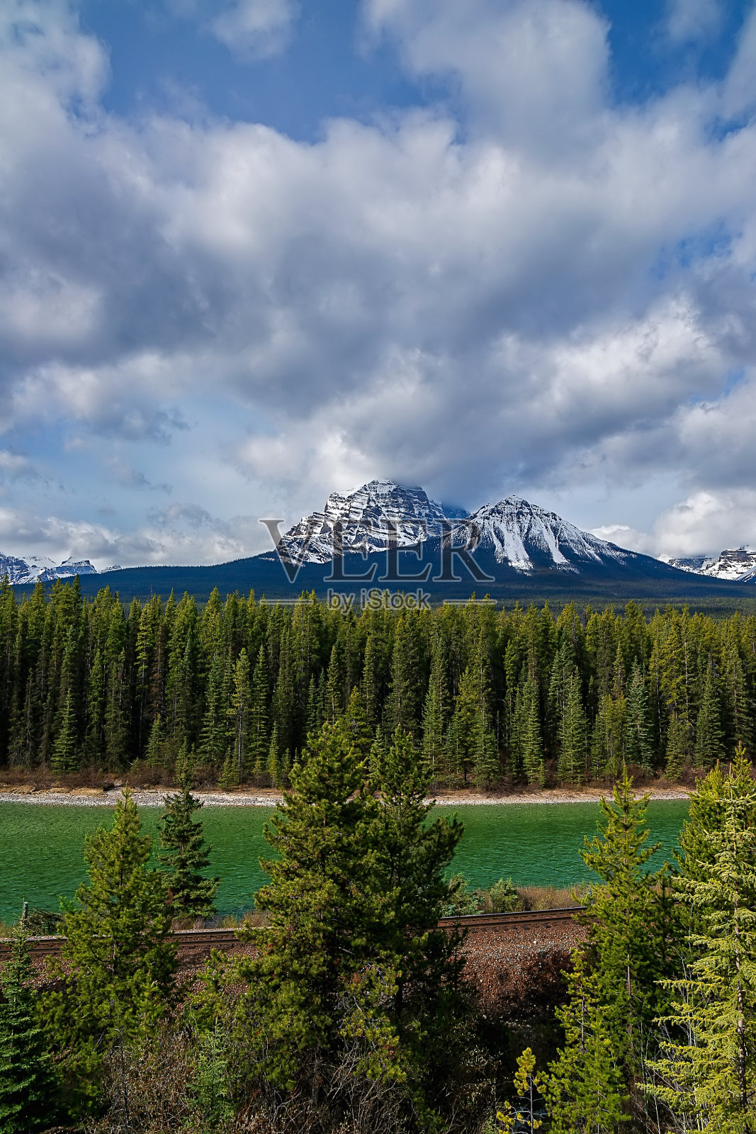 班夫山谷的云景照片摄影图片