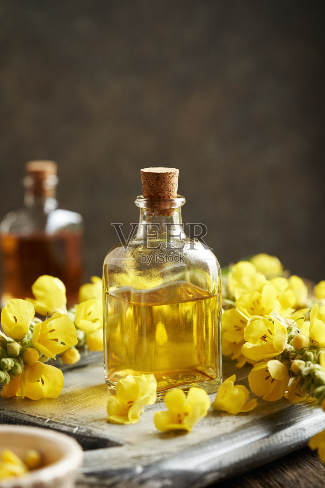 一瓶盛开的毛蕊花或荆芥植物的草药酊剂照片摄影图片