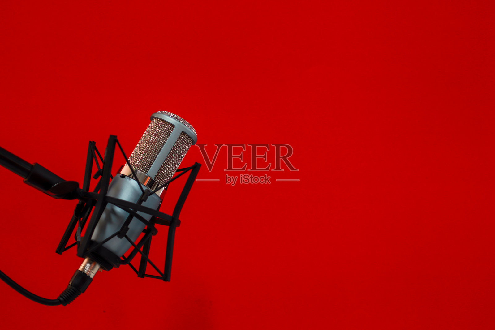 麦克风在红色背景下的特写照片摄影图片