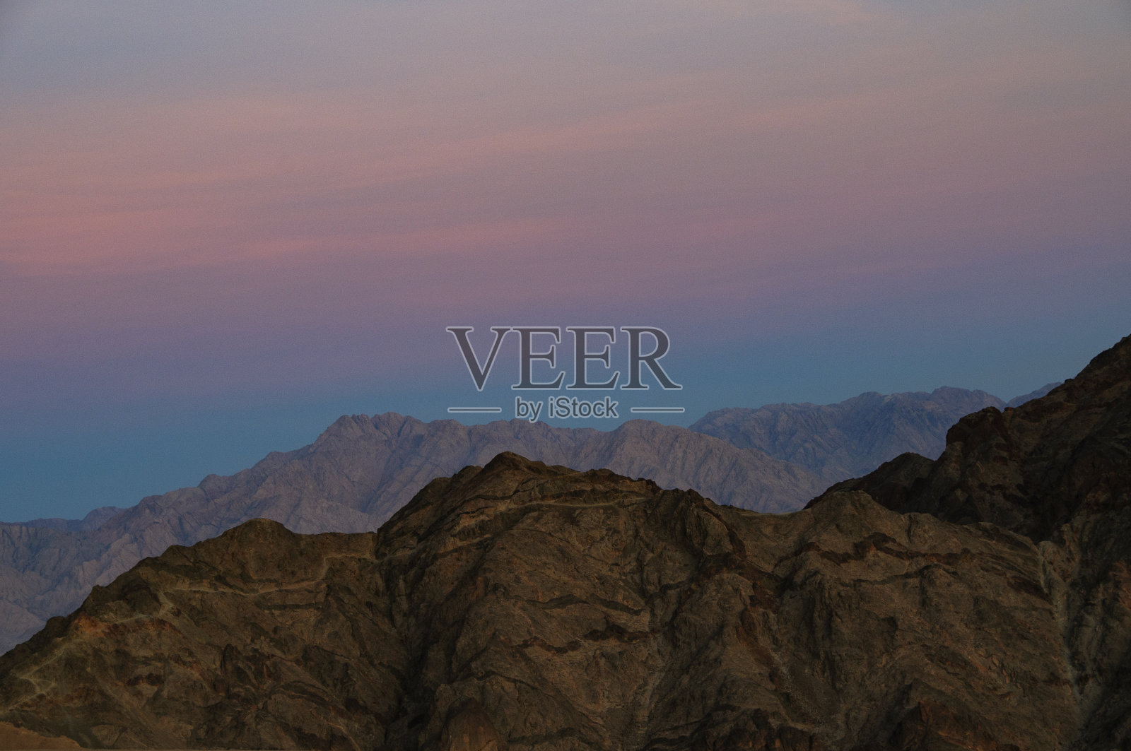 以色列南部沙漠中崎岖多石且没有树木的埃拉特山脉照片摄影图片