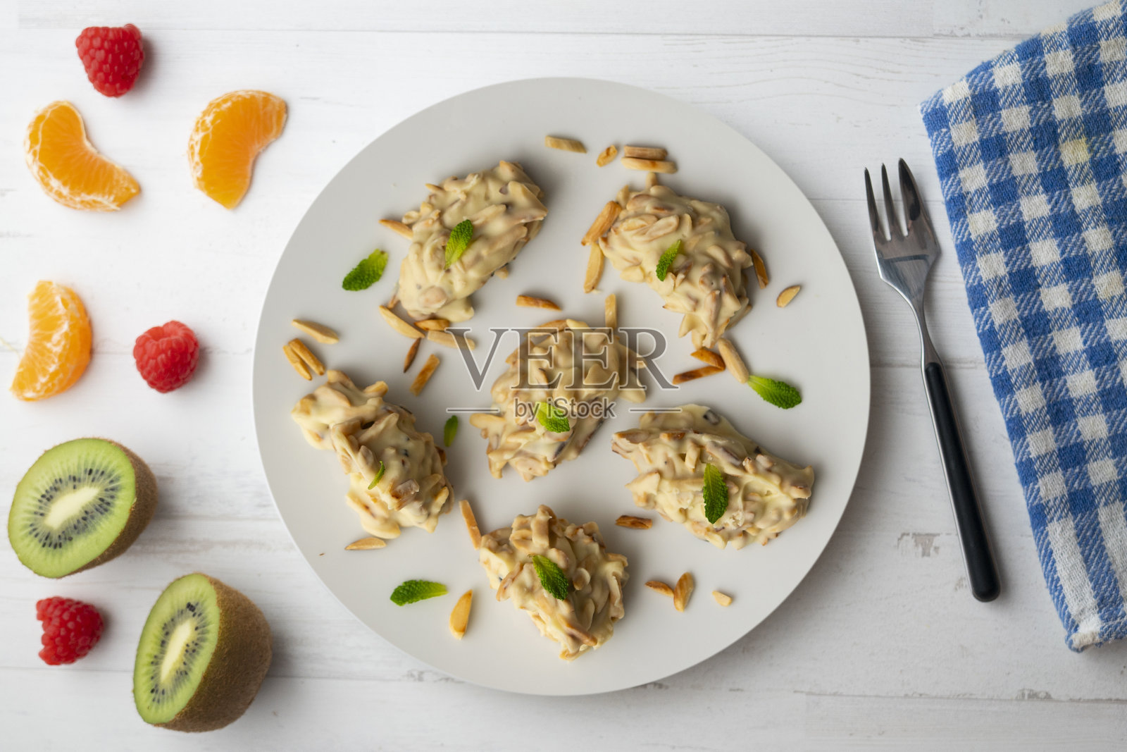 美味的白巧克力和杏仁巧克力。照片摄影图片