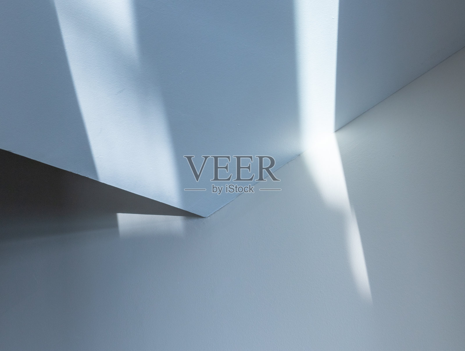 阳光反射在建筑物的内墙上照片摄影图片