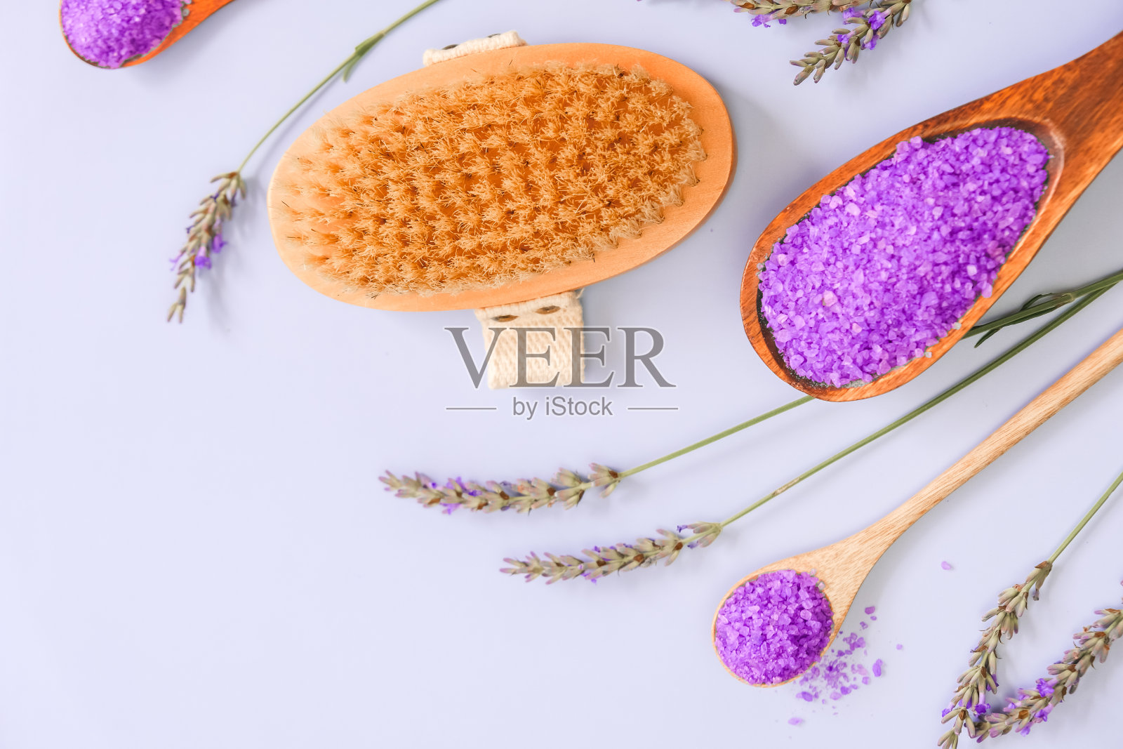化妆品中的薰衣草提取物。圆形碗里的薰衣草盐,天然鬃毛刷,薰衣草花。含有薰衣草提取物的美容水疗套装。照片摄影图片