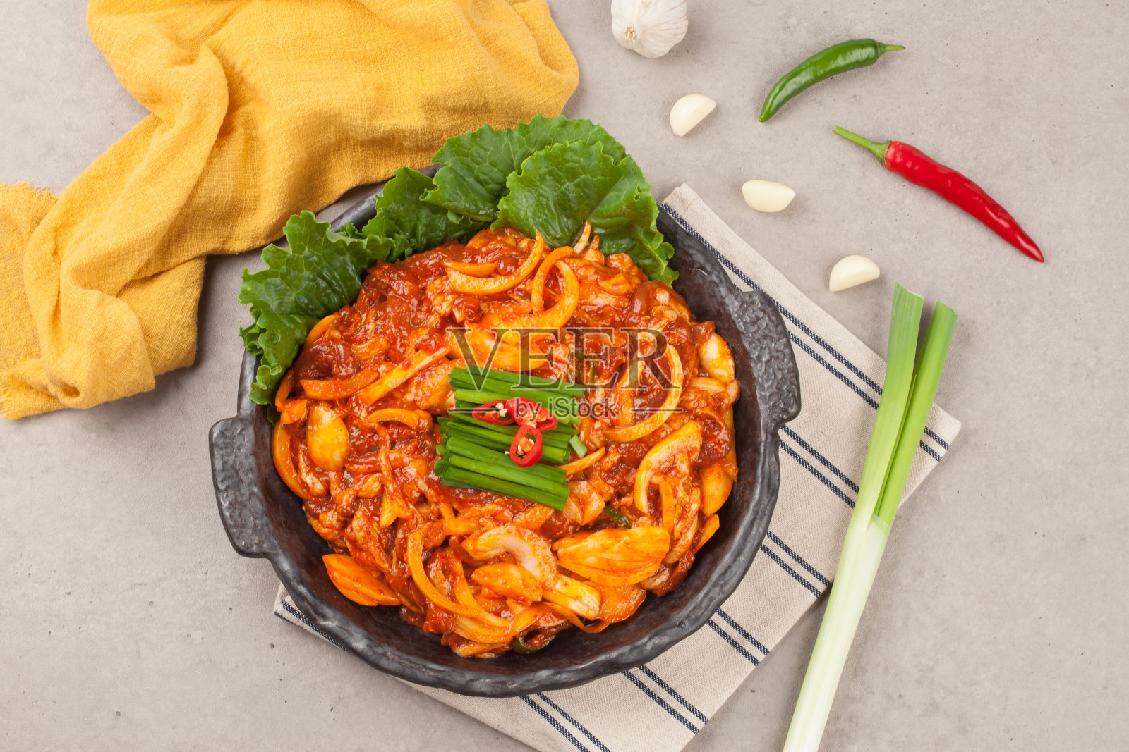 鸭肉是将生鸭肉切成一口大小,与各种蔬菜混合,调味而成的食物。照片摄影图片