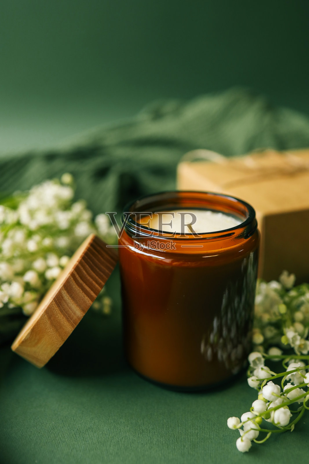 燃烧的蜡烛在春天的室内照片摄影图片