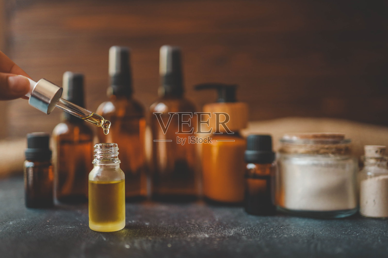 化妆品的包装。一套不同的化妆品瓶面霜或精华液在陶瓷托盘上。空白包装。天然美容spa产品概念。美照片摄影图片