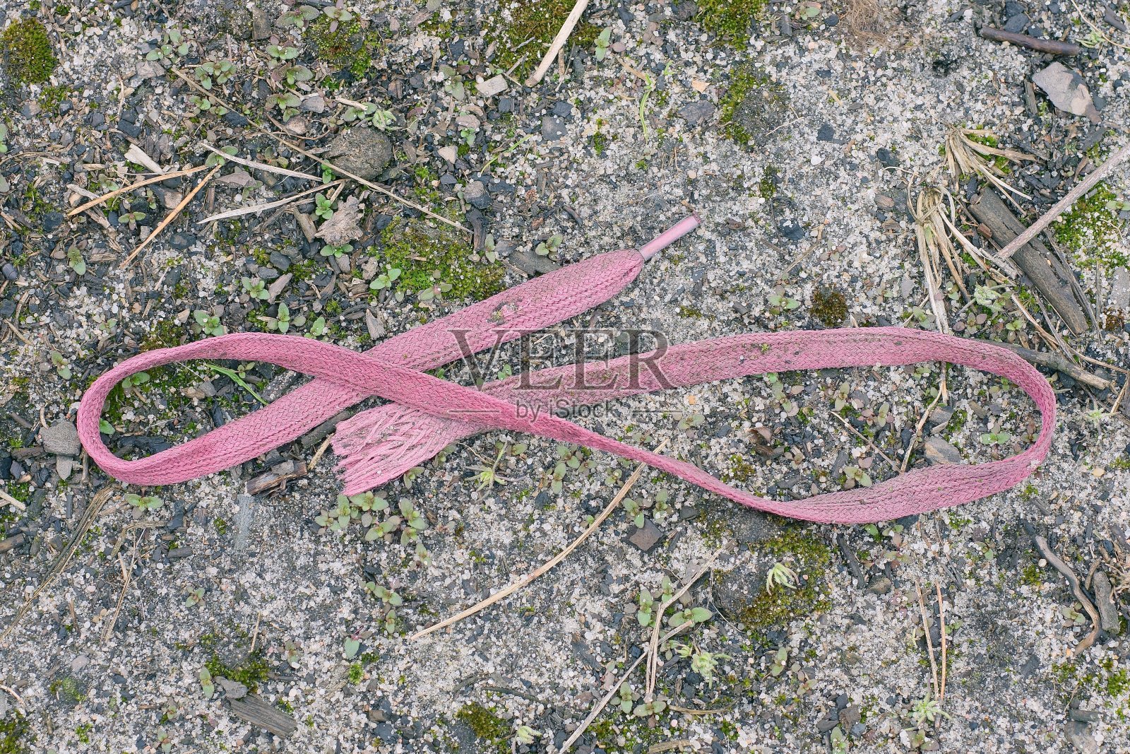 一条长长的粉红色旧花边躺在地上照片摄影图片