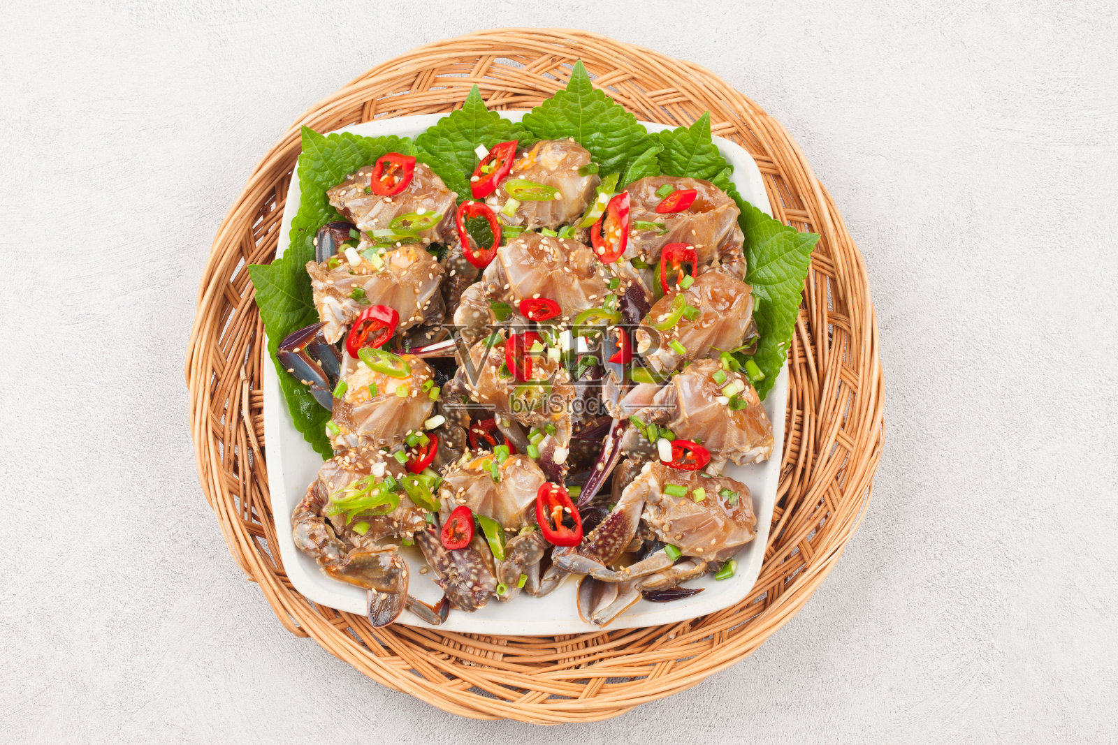 盐蟹在酱油中陈化,然后将酱油倒出来,煮熟,冷却,再倒回陈化的螃蟹上发酵。照片摄影图片