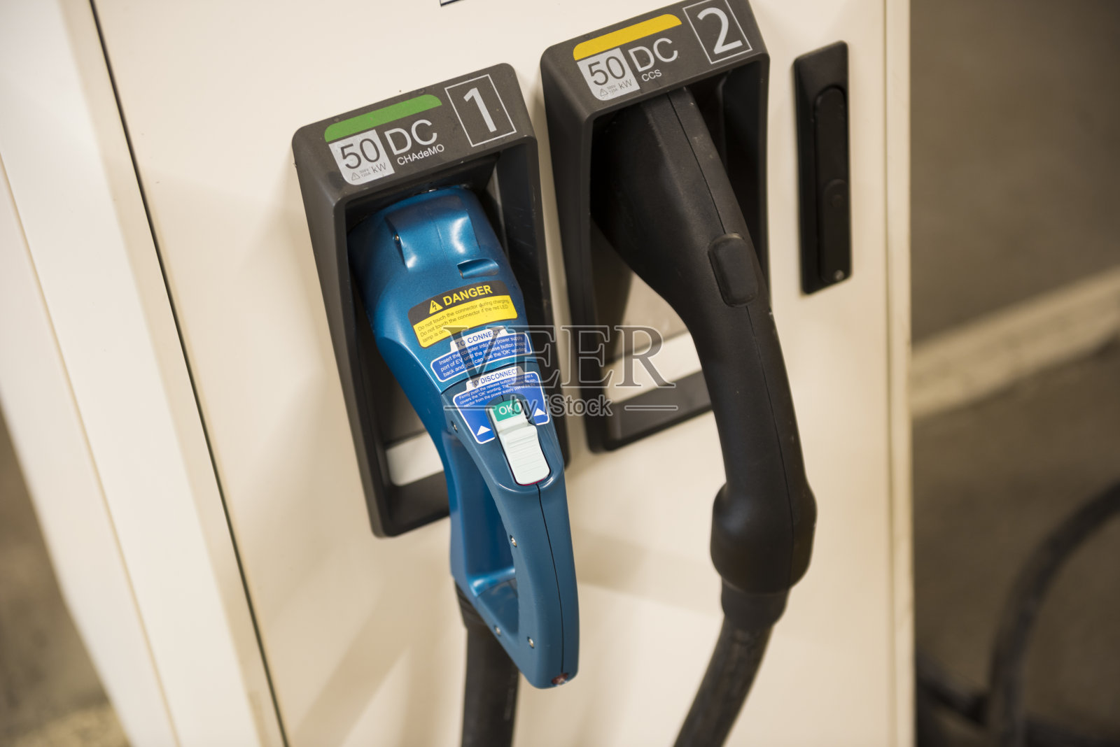 电动汽车充电站设在地下停车场照片摄影图片