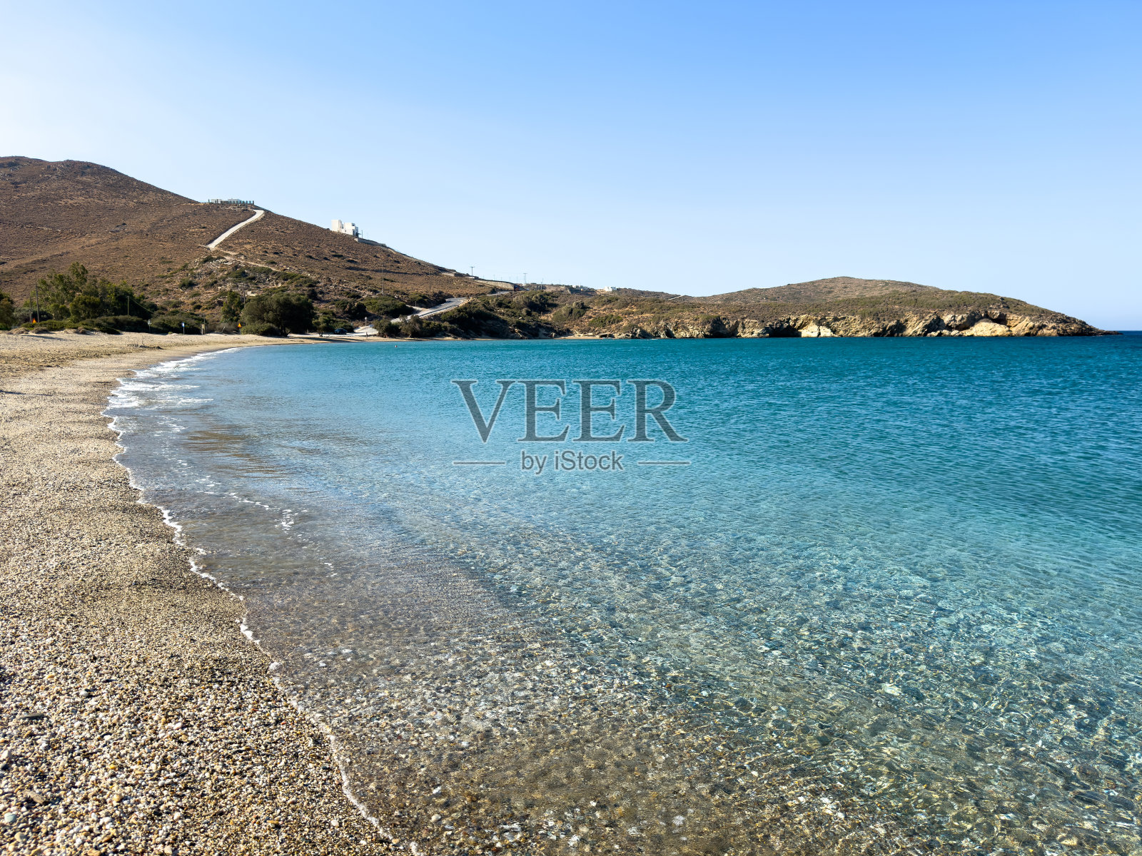 希腊的海滩。清澈的海水和潮湿的小鹅卵石。暑假照片摄影图片