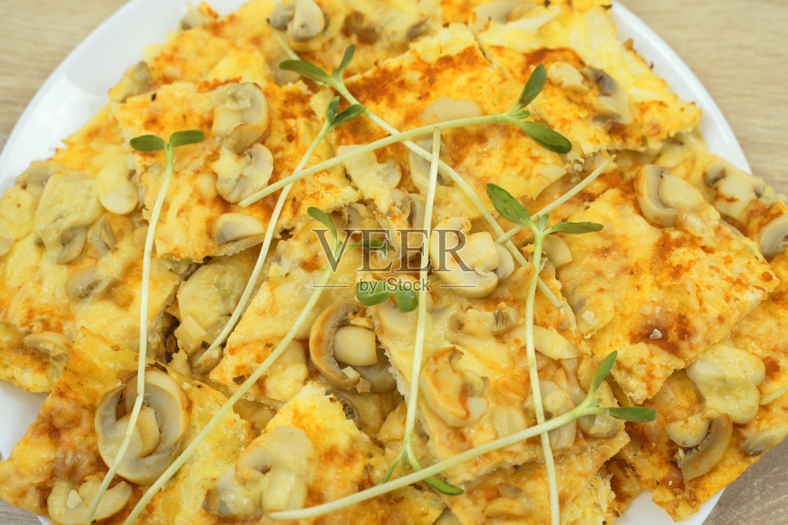 切菜板上的披萨特写照片摄影图片