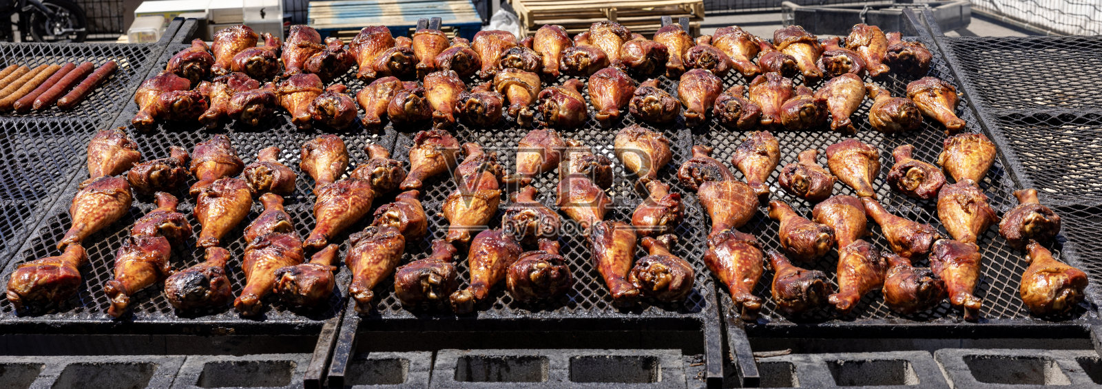 烤架上的火鸡腿照片摄影图片
